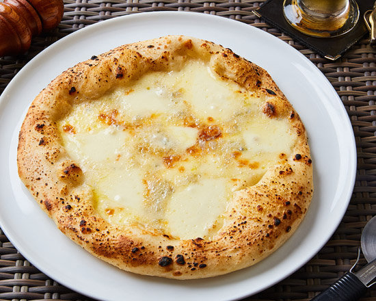 ”ピッツァ・クアトロ・フォルマッジ”４種のチーズピッツァ